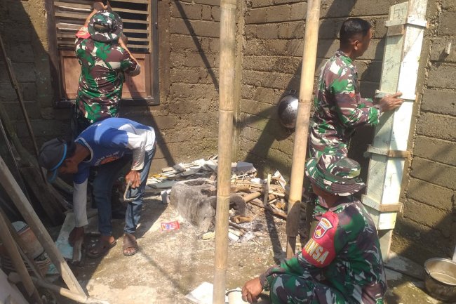 Babinsa Koramil 13/ Banjarmangu Sigap Bantu Warga Bangun RTLH