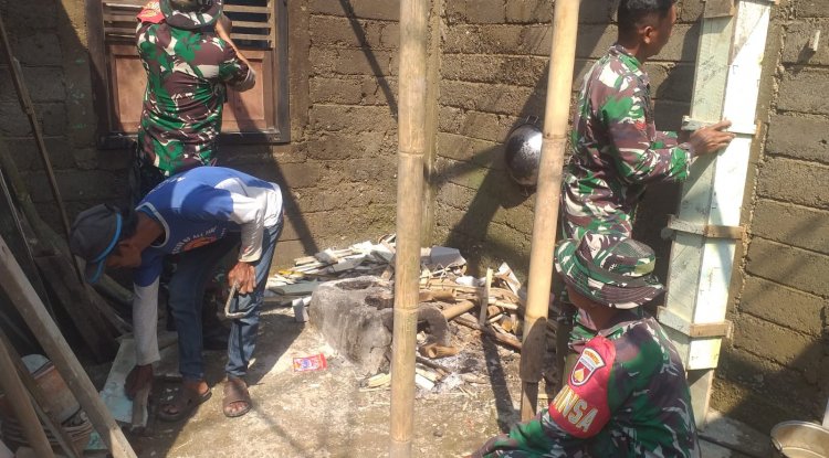 Babinsa Koramil 13/ Banjarmangu Sigap Bantu Warga Bangun RTLH