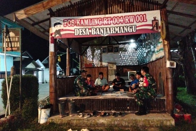 Patroli Rutin Piket Koramil 13/Banjarmangu Sambangi Warga Yg Sedang Beraktifitas Jaga Kondusifitas Wilayah
