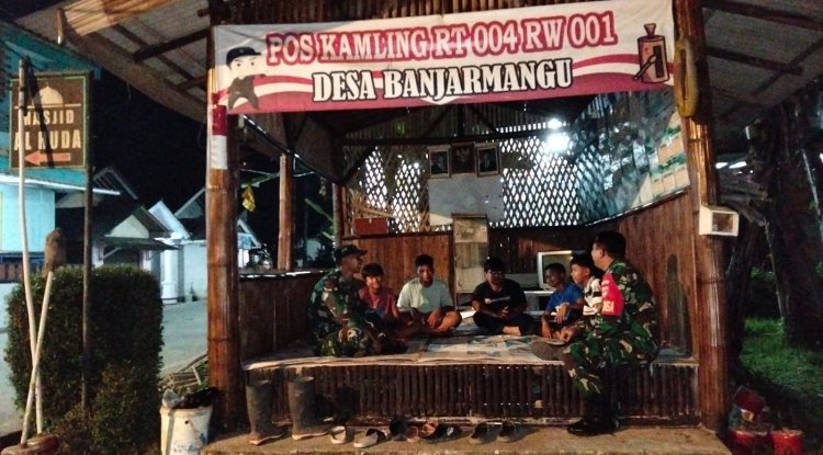 Patroli Rutin Piket Koramil 13/Banjarmangu Sambangi Warga Yg Sedang Beraktifitas Jaga Kondusifitas Wilayah