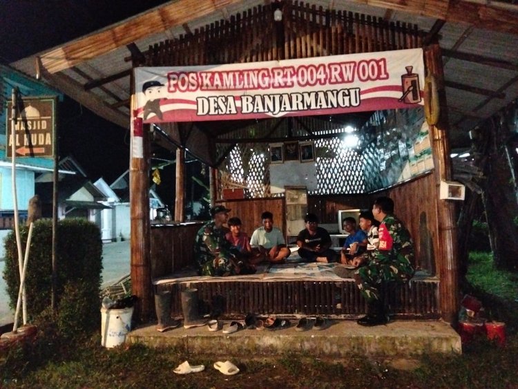 Patroli Rutin Piket Koramil 13/Banjarmangu Sambangi Warga Yg Sedang Beraktifitas Jaga Kondusifitas Wilayah