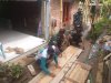 Babinsa Koramil 13/ Banjarmangu Sigap Bantu Warga Bangun RTLH