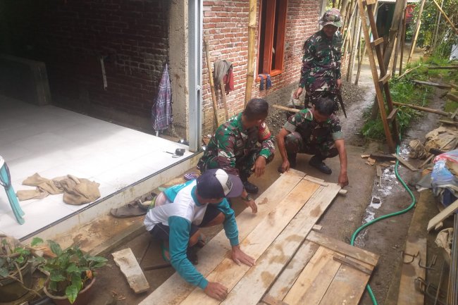 Babinsa Koramil 13/ Banjarmangu Sigap Bantu Warga Bangun RTLH