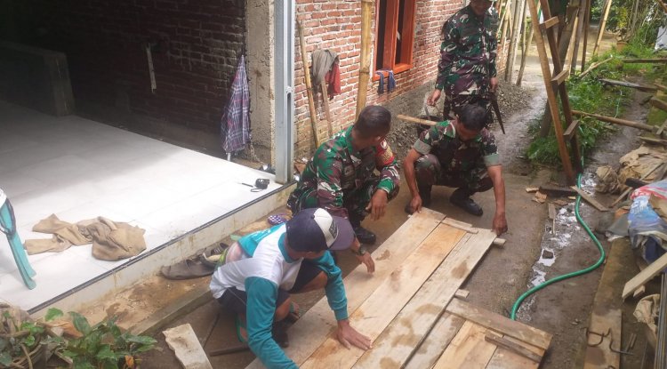 Babinsa Koramil 13/ Banjarmangu Sigap Bantu Warga Bangun RTLH
